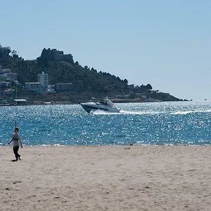 A Pie De Playa, Climatizado Y Parking Roses